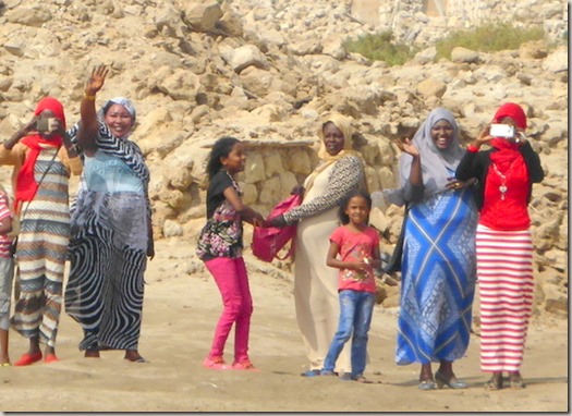 [Imagen: POC-Amber_Nectar-Sudan-Suakin-locals_waving.jpg]